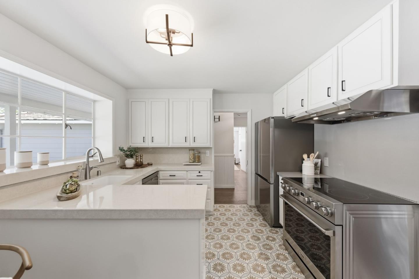 Detail Gallery Image 6 of 24 For 2518 South Ct, Palo Alto,  CA 94301 - 3 Beds | 2 Baths