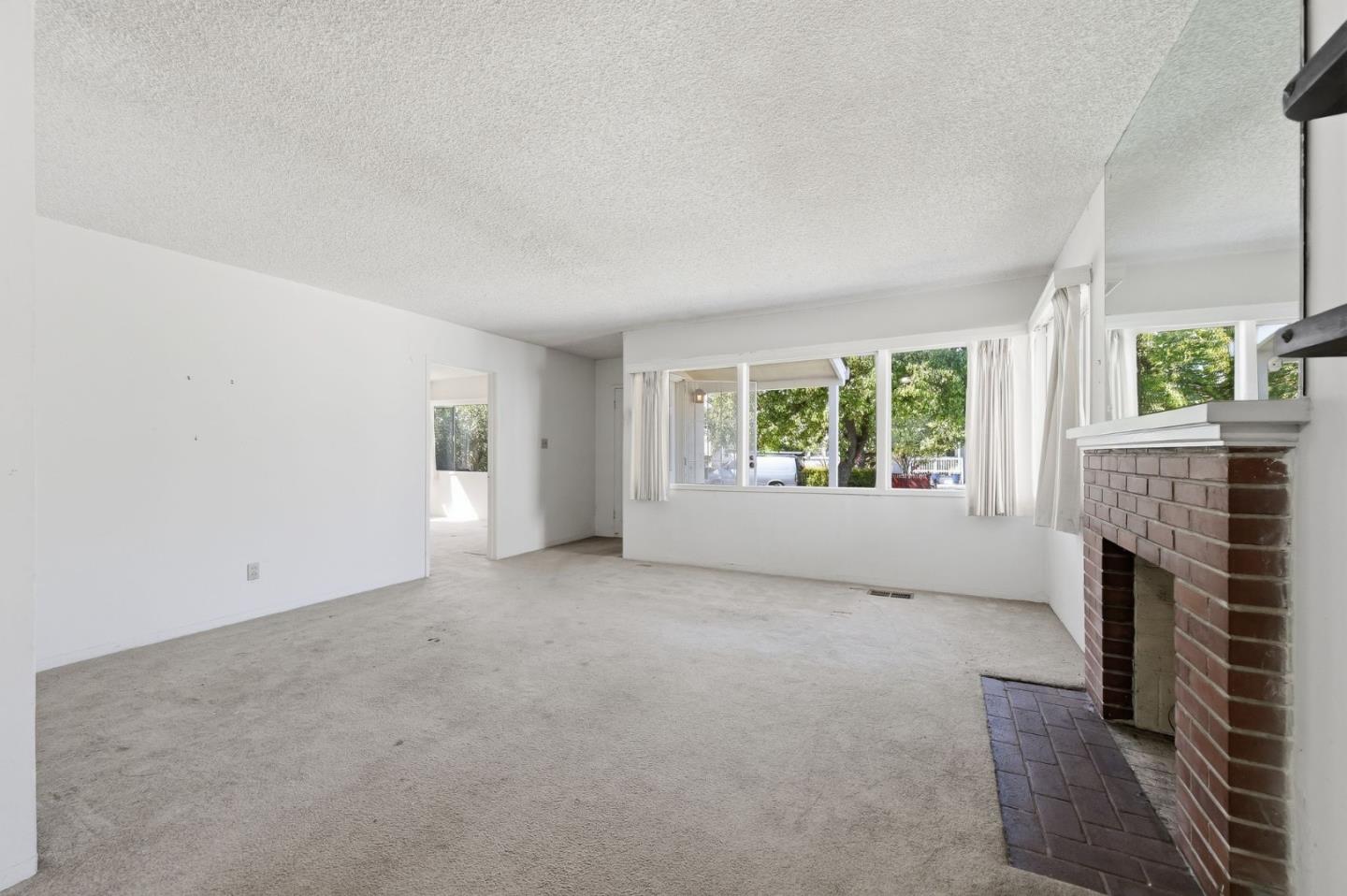 Detail Gallery Image 4 of 13 For 937 Mc Cue Ave, San Carlos,  CA 94070 - 3 Beds | 1 Baths