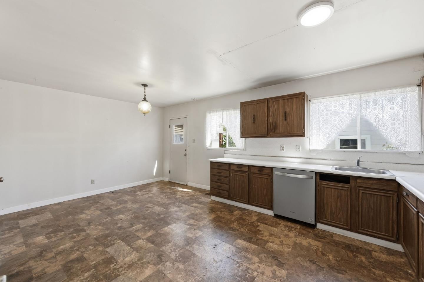 Detail Gallery Image 6 of 13 For 937 Mc Cue Ave, San Carlos,  CA 94070 - 3 Beds | 1 Baths