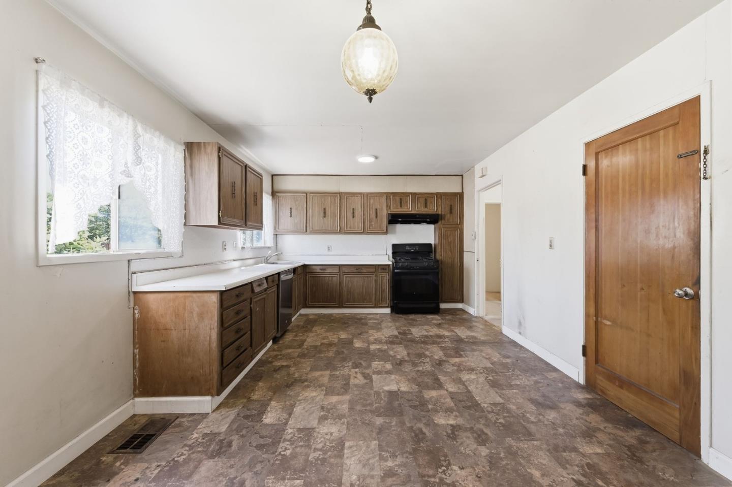 Detail Gallery Image 7 of 13 For 937 Mc Cue Ave, San Carlos,  CA 94070 - 3 Beds | 1 Baths