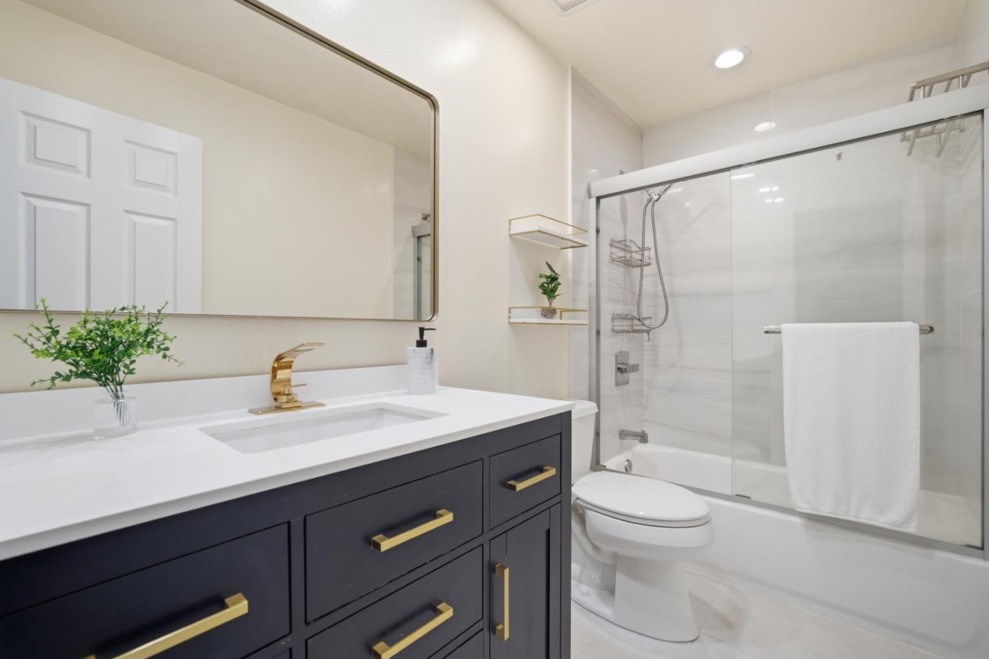 Detail Gallery Image 9 of 12 For Oakbluff Ct, San Jose,  CA 95131 - 3 Beds | 2 Baths