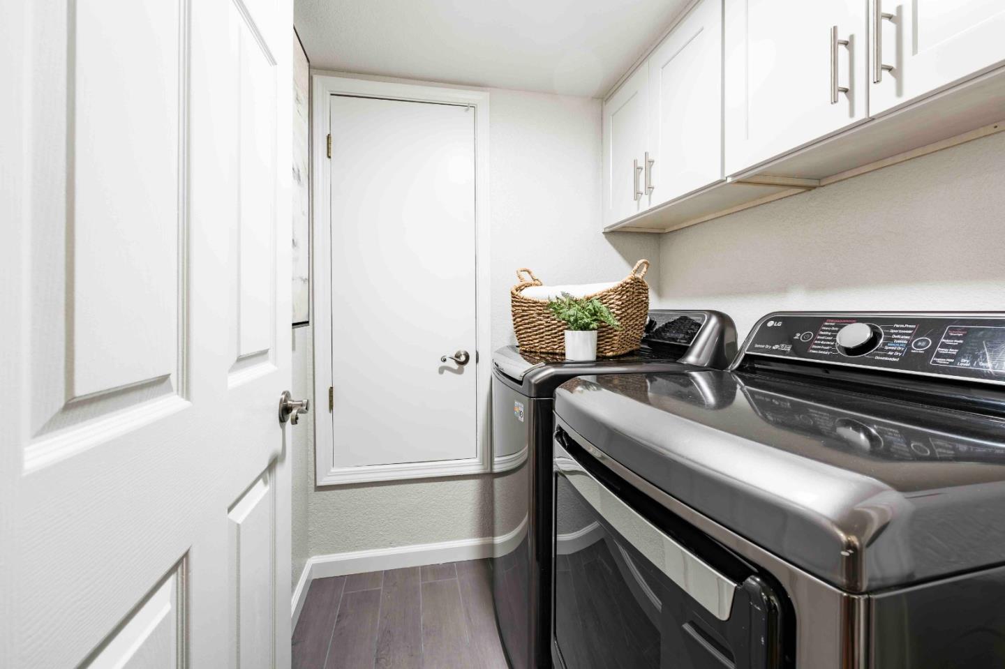 Detail Gallery Image 13 of 32 For 1120 Carlos Privada, Mountain View,  CA 94040 - 4 Beds | 2/1 Baths