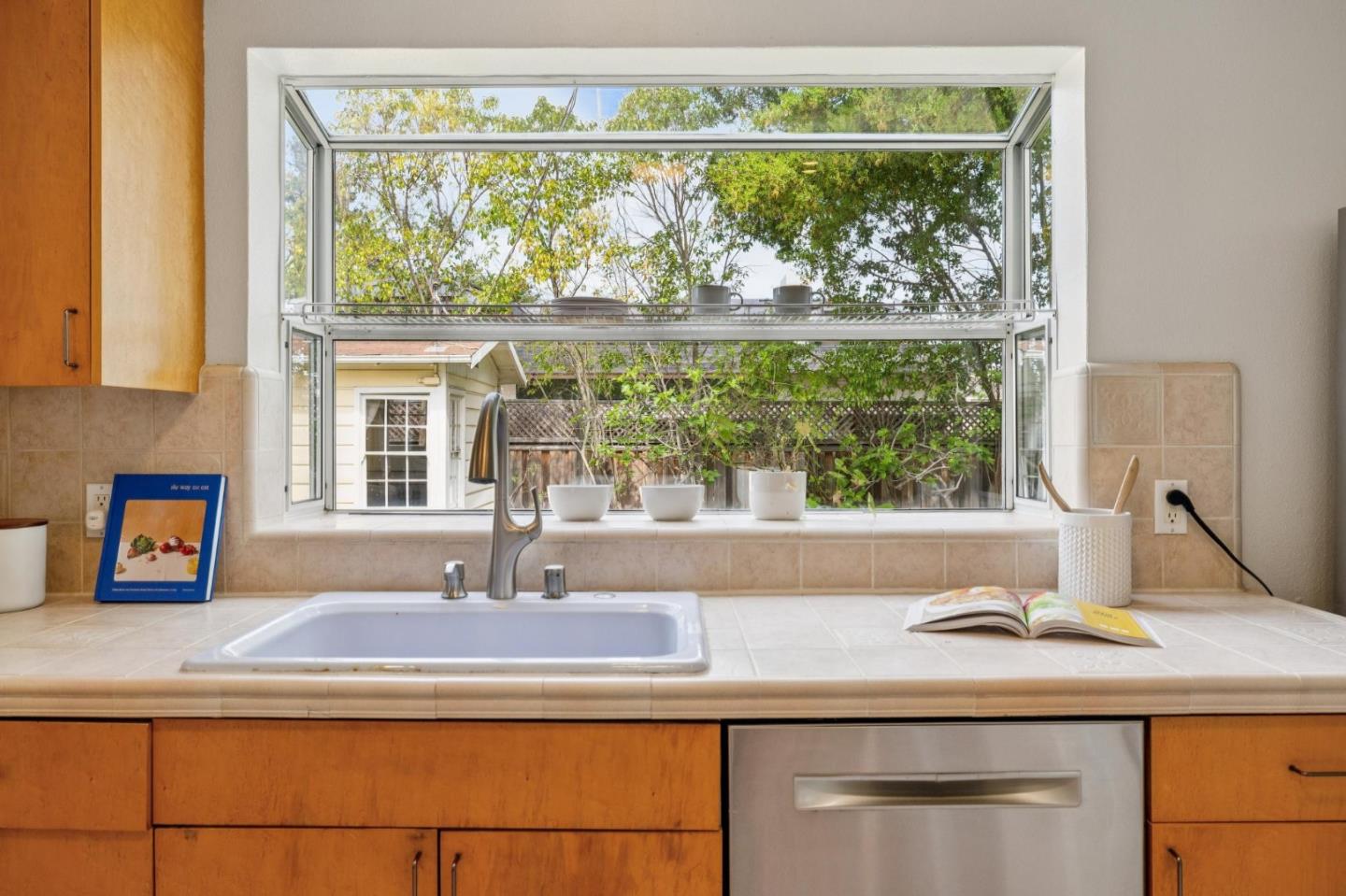 Detail Gallery Image 13 of 37 For 25 Jordan Ave, Los Altos,  CA 94022 - 2 Beds | 1 Baths