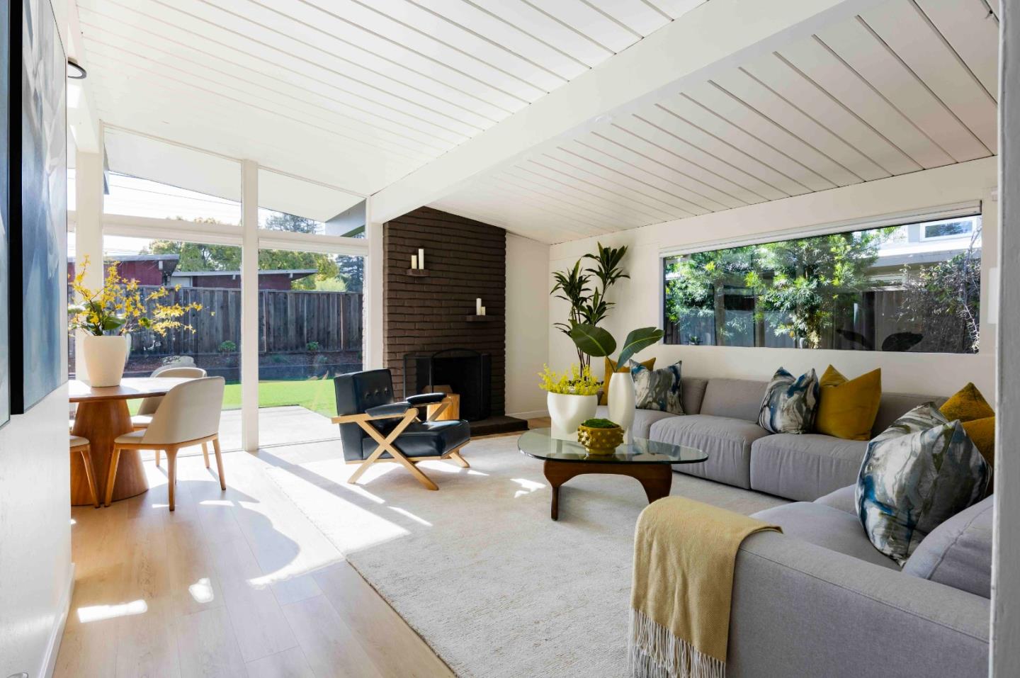 Detail Gallery Image 5 of 19 For 331 Carolina Ln, Palo Alto,  CA 94306 - 4 Beds | 2 Baths