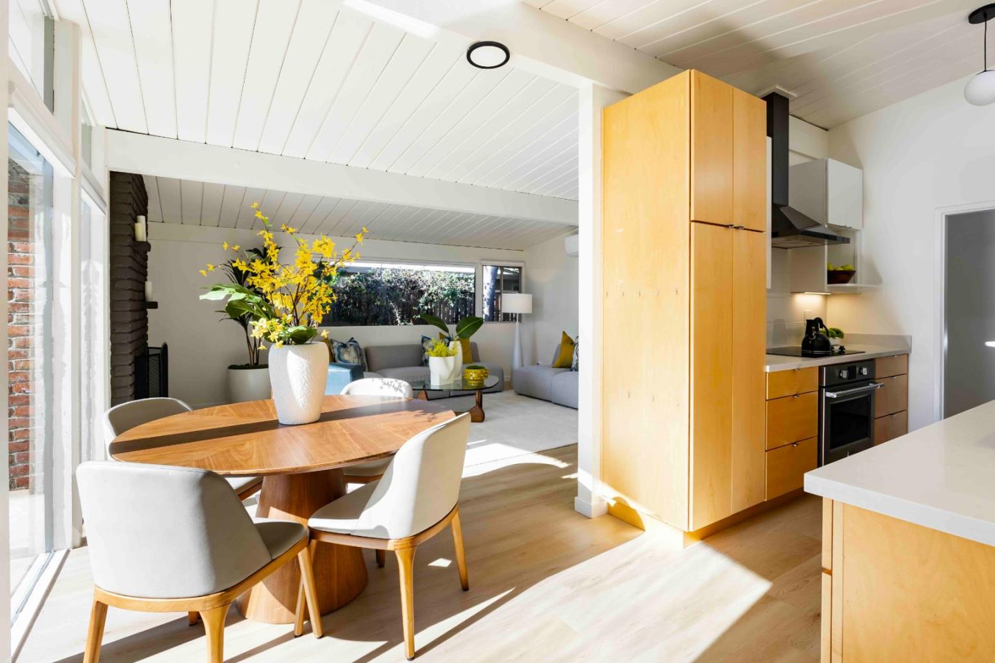 Detail Gallery Image 6 of 19 For 331 Carolina Ln, Palo Alto,  CA 94306 - 4 Beds | 2 Baths