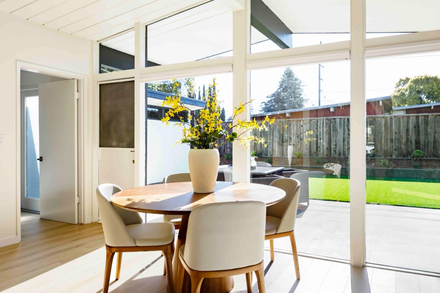 Detail Gallery Image 8 of 19 For 331 Carolina Ln, Palo Alto,  CA 94306 - 4 Beds | 2 Baths