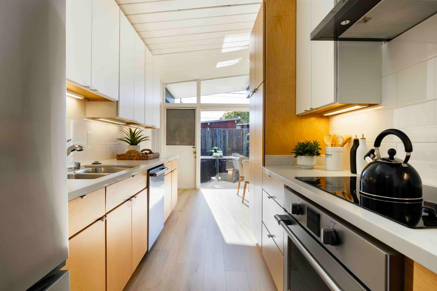 Detail Gallery Image 9 of 19 For 331 Carolina Ln, Palo Alto,  CA 94306 - 4 Beds | 2 Baths