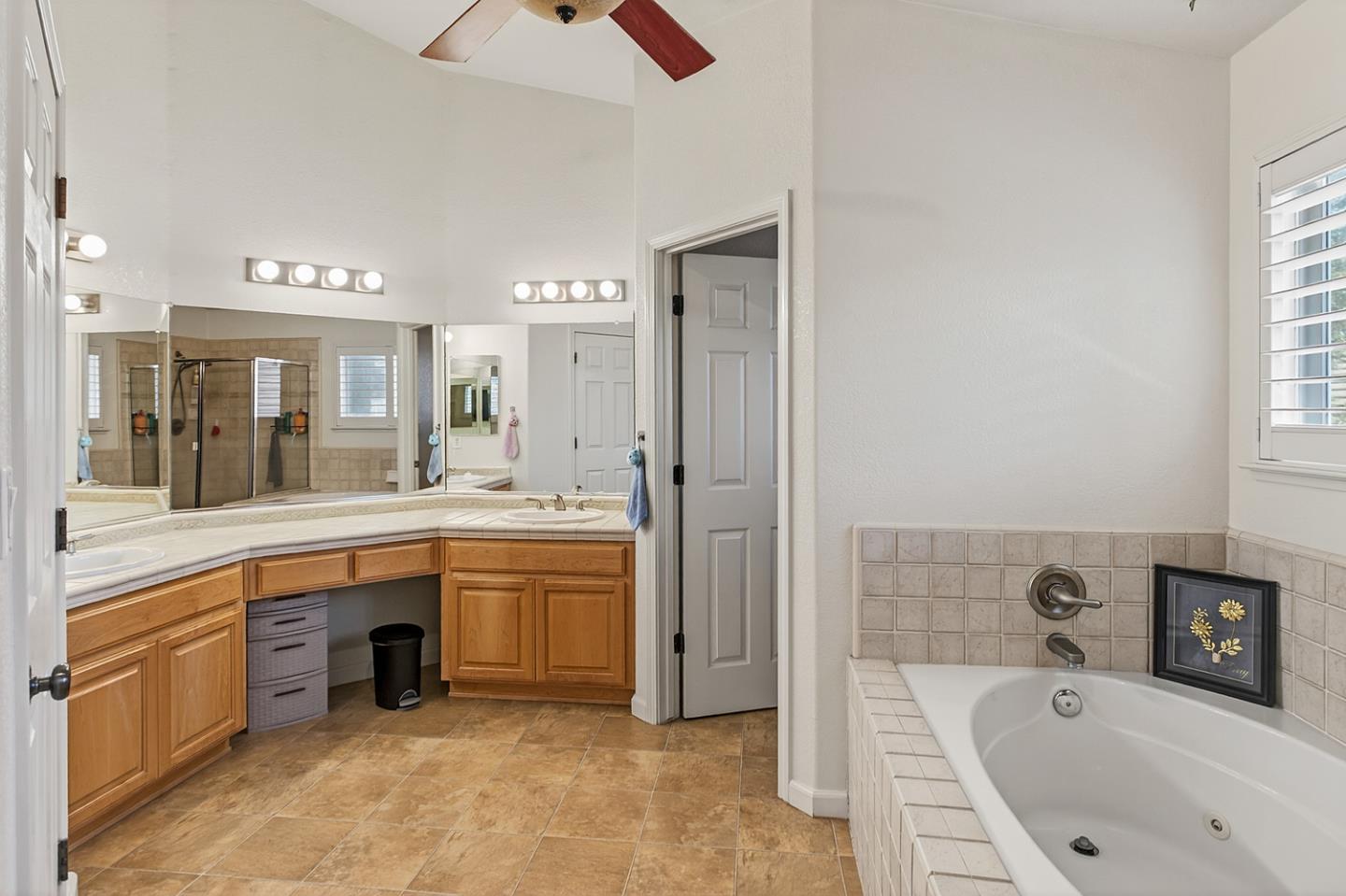 Detail Gallery Image 17 of 36 For 1752 Sierra Brook Ct, Manteca,  CA 95337 - 5 Beds | 3 Baths