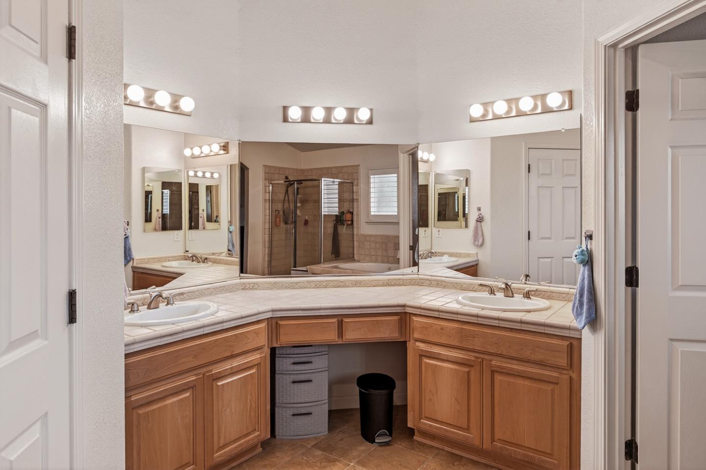 Detail Gallery Image 18 of 36 For 1752 Sierra Brook Ct, Manteca,  CA 95337 - 5 Beds | 3 Baths