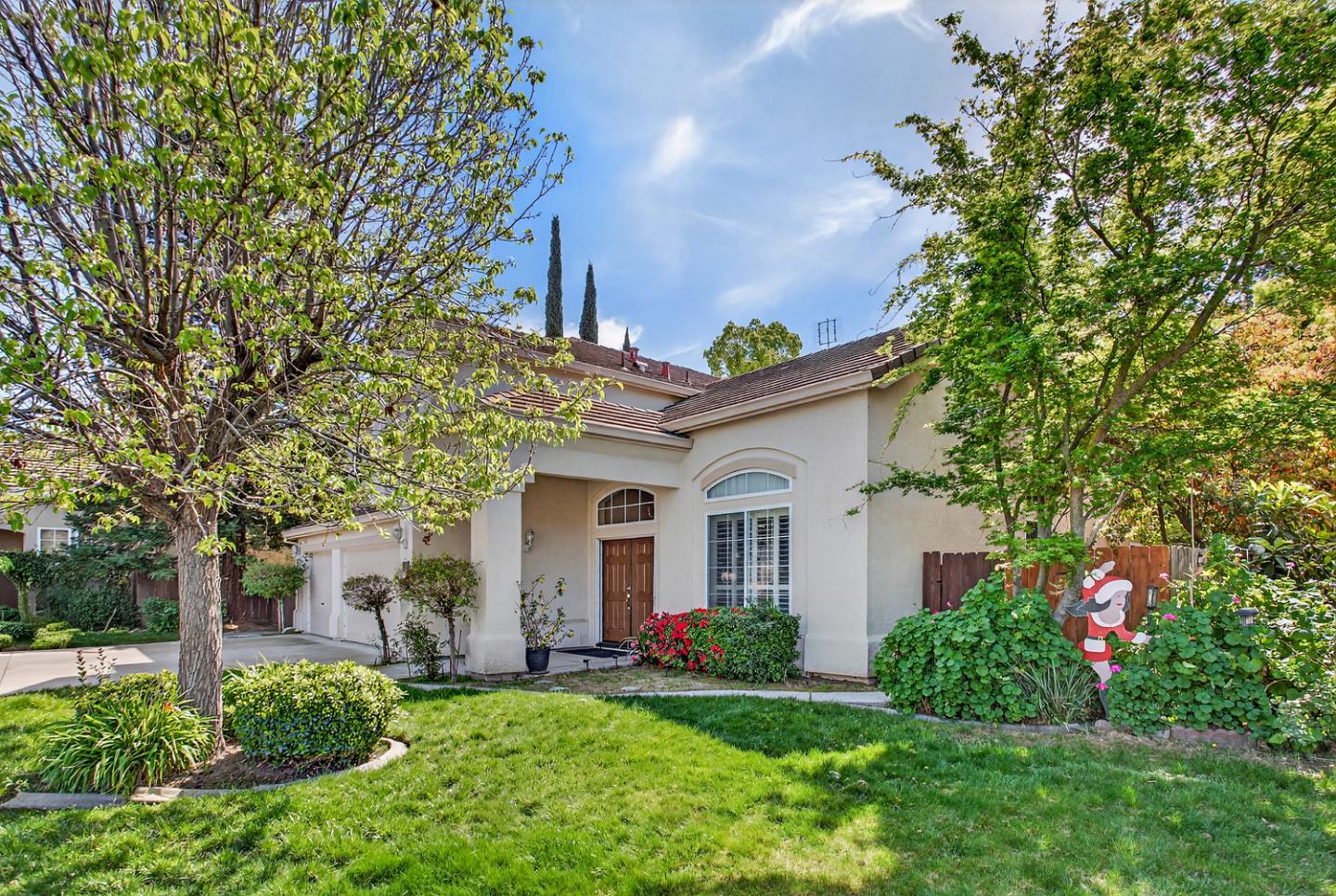 Detail Gallery Image 4 of 36 For 1752 Sierra Brook Ct, Manteca,  CA 95337 - 5 Beds | 3 Baths