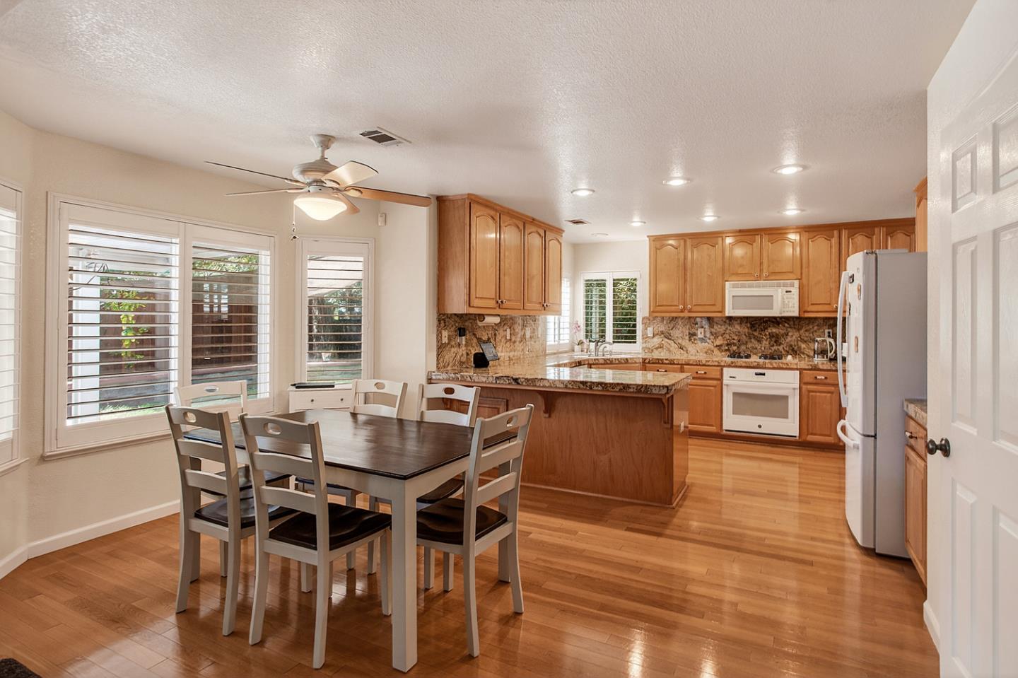 Detail Gallery Image 5 of 36 For 1752 Sierra Brook Ct, Manteca,  CA 95337 - 5 Beds | 3 Baths