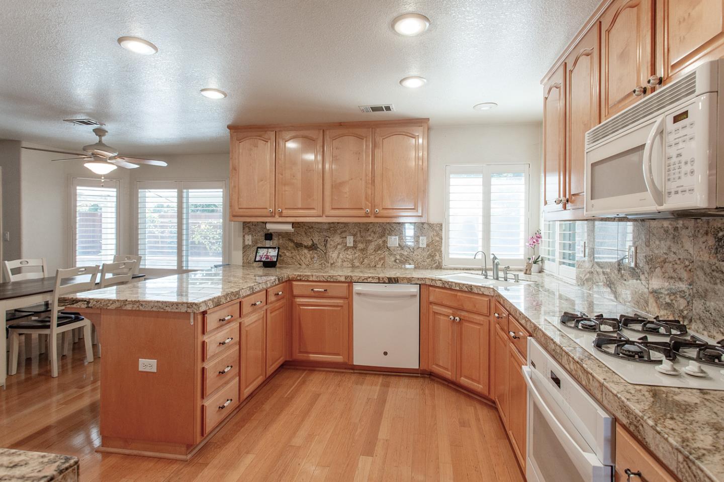 Detail Gallery Image 7 of 36 For 1752 Sierra Brook Ct, Manteca,  CA 95337 - 5 Beds | 3 Baths