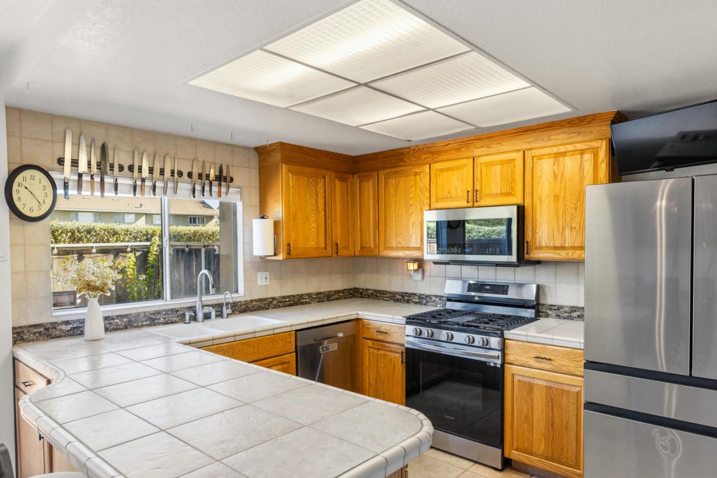 Detail Gallery Image 12 of 50 For 19202 Creekside Ln, Salinas,  CA 93908 - 4 Beds | 3 Baths