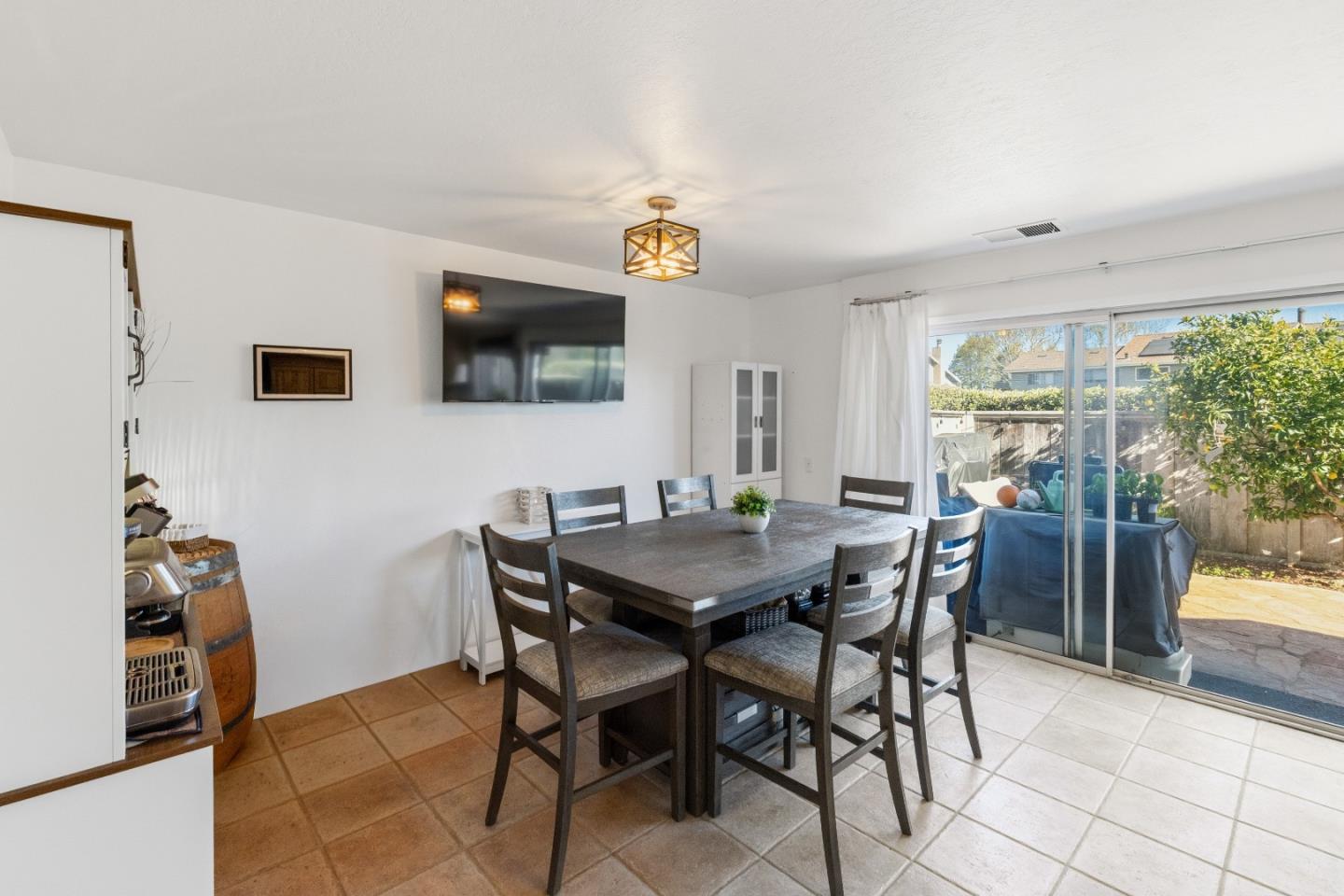 Detail Gallery Image 13 of 50 For 19202 Creekside Ln, Salinas,  CA 93908 - 4 Beds | 3 Baths