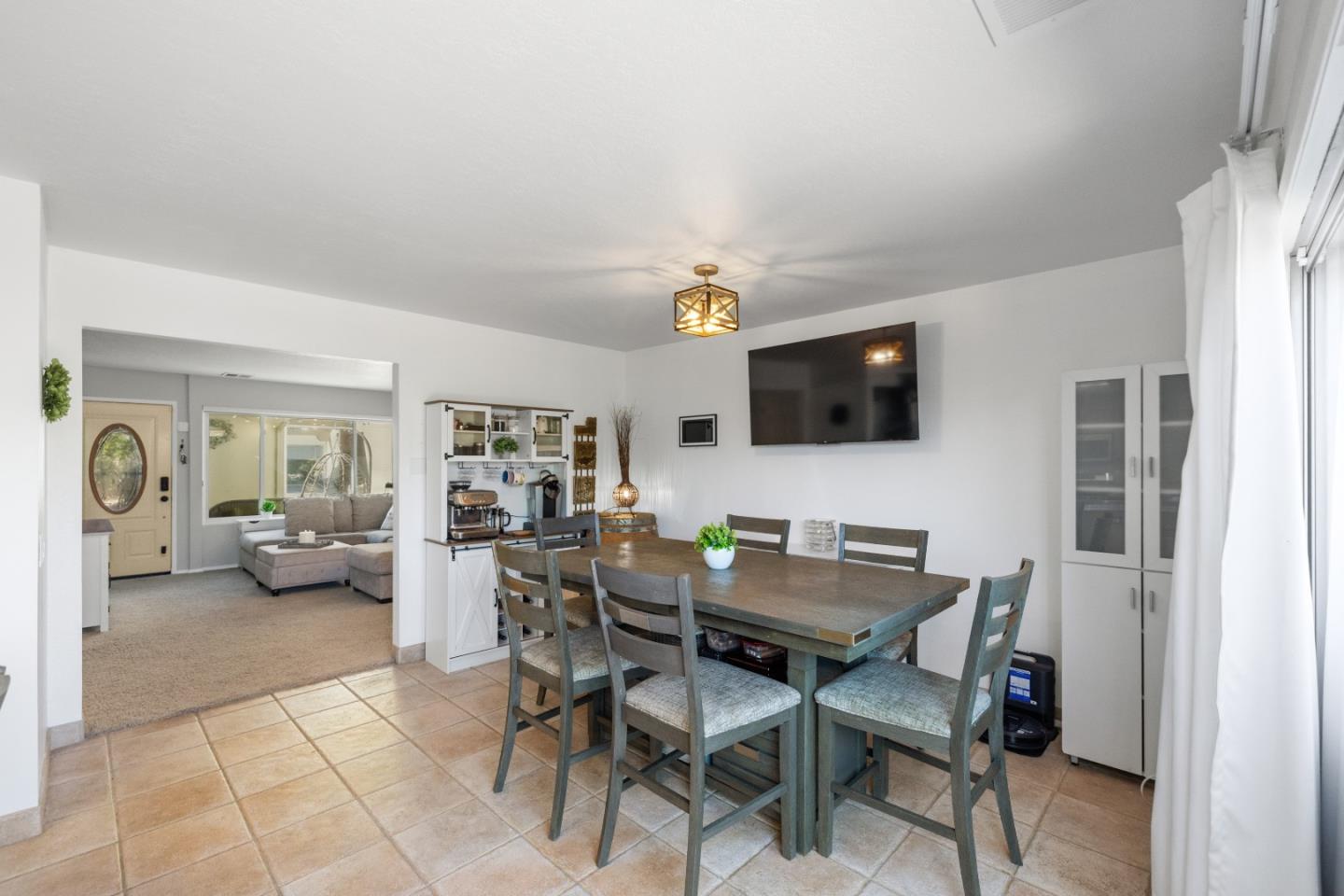 Detail Gallery Image 14 of 50 For 19202 Creekside Ln, Salinas,  CA 93908 - 4 Beds | 3 Baths