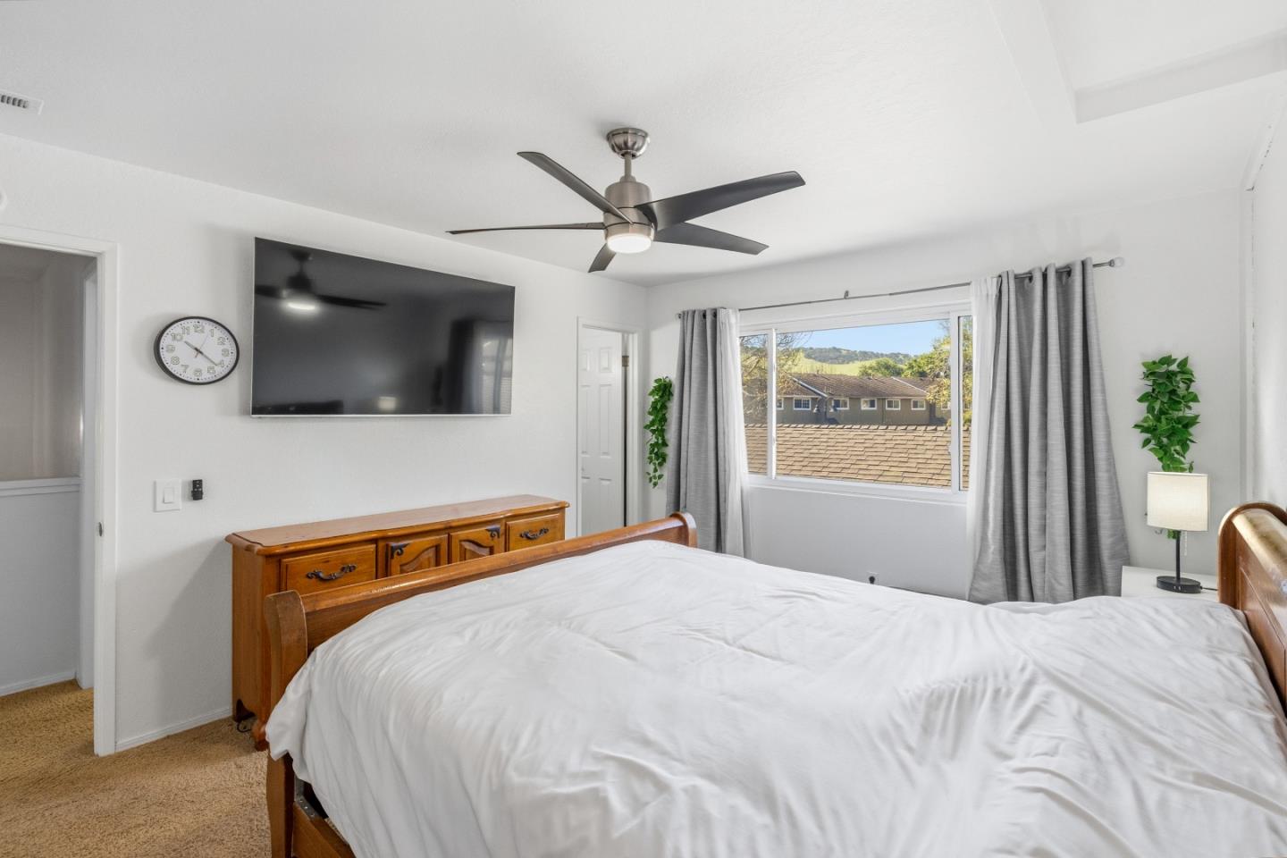 Detail Gallery Image 17 of 50 For 19202 Creekside Ln, Salinas,  CA 93908 - 4 Beds | 3 Baths