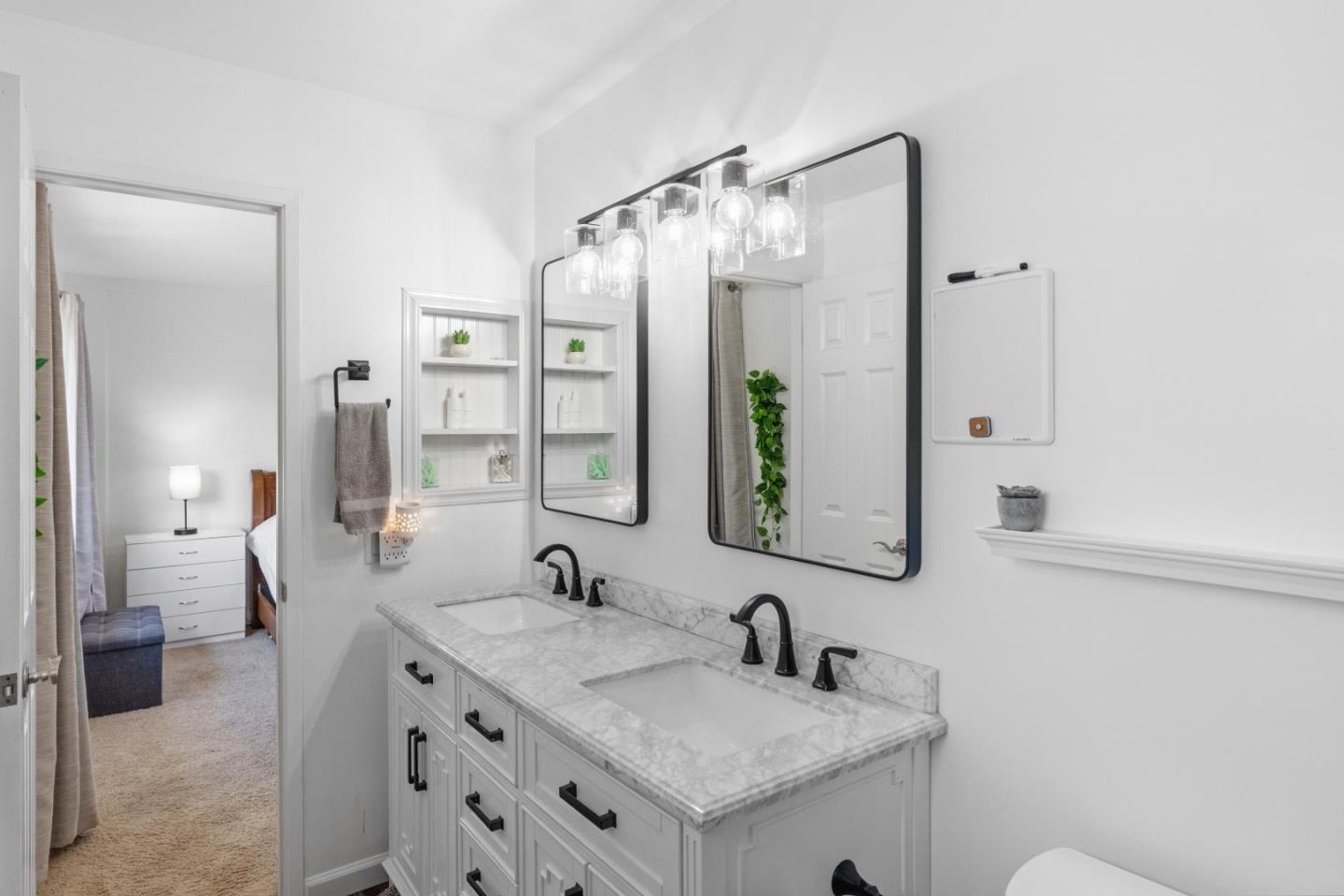 Detail Gallery Image 21 of 50 For 19202 Creekside Ln, Salinas,  CA 93908 - 4 Beds | 3 Baths