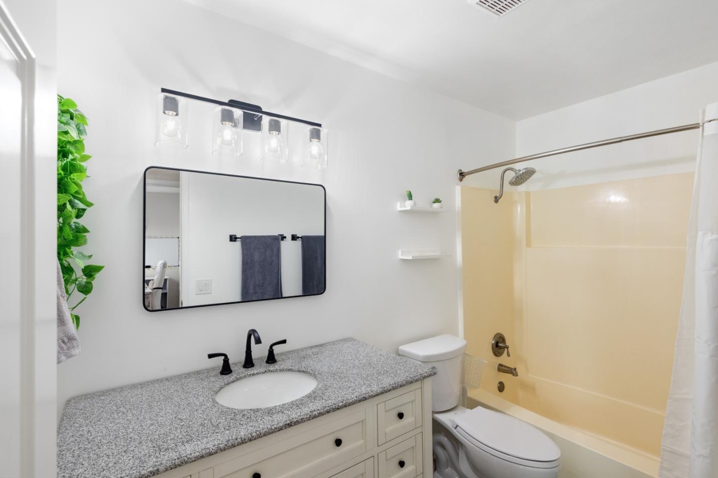 Detail Gallery Image 24 of 50 For 19202 Creekside Ln, Salinas,  CA 93908 - 4 Beds | 3 Baths