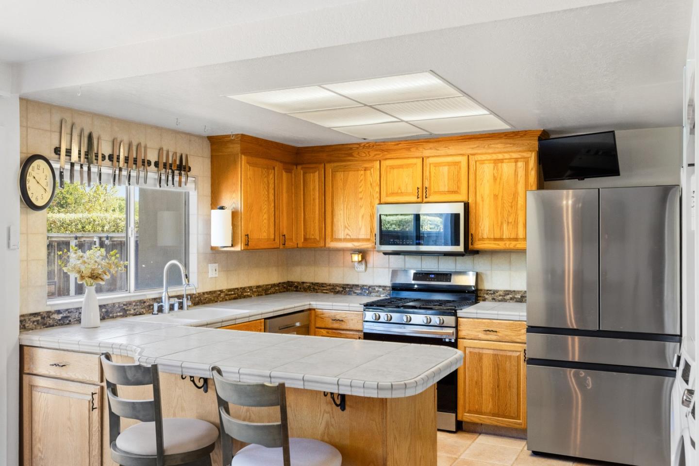 Detail Gallery Image 8 of 50 For 19202 Creekside Ln, Salinas,  CA 93908 - 4 Beds | 3 Baths