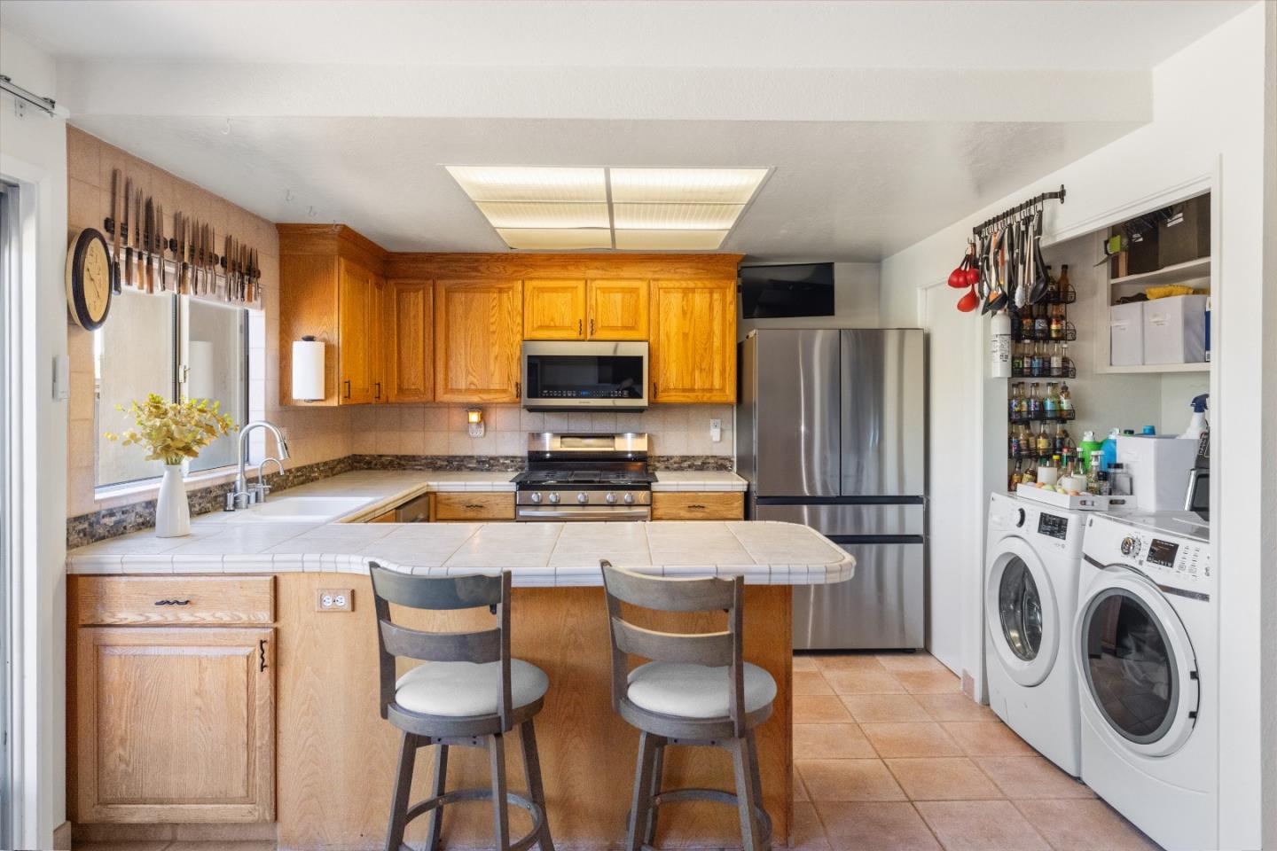 Detail Gallery Image 9 of 50 For 19202 Creekside Ln, Salinas,  CA 93908 - 4 Beds | 3 Baths