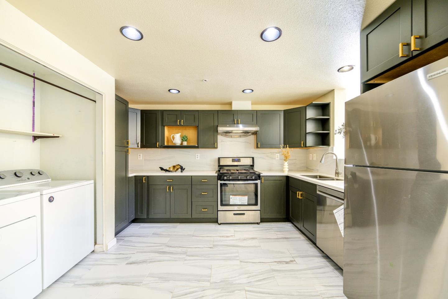 Detail Gallery Image 10 of 21 For 103 Stoneridge Ln #2210,  San Francisco,  CA 94134 - 3 Beds | 2 Baths