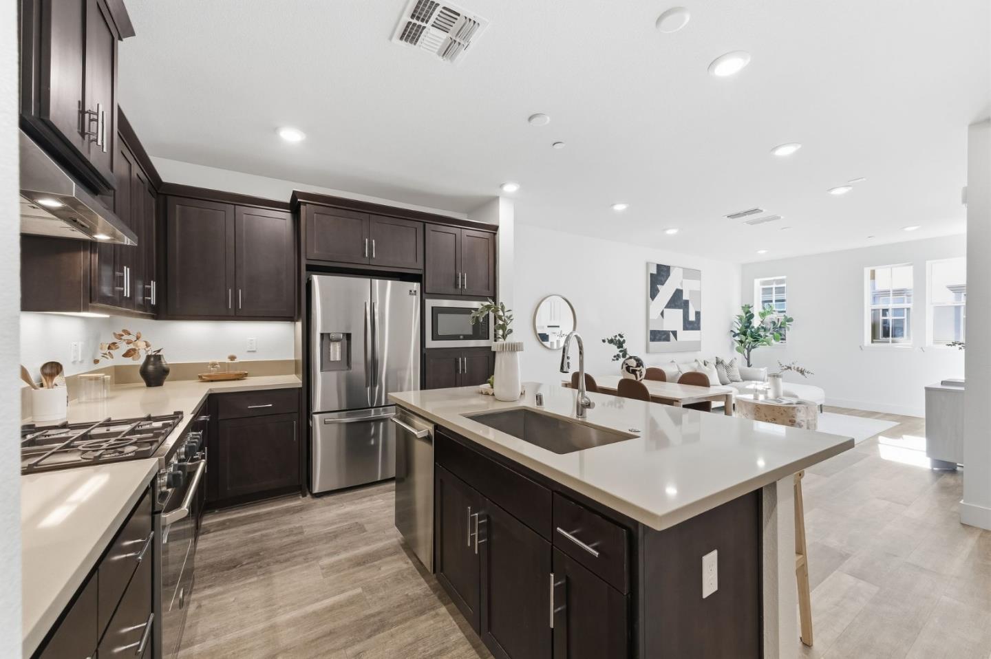 Detail Gallery Image 7 of 21 For 692 Amalfi Loop, Milpitas,  CA 95035 - 3 Beds | 3 Baths