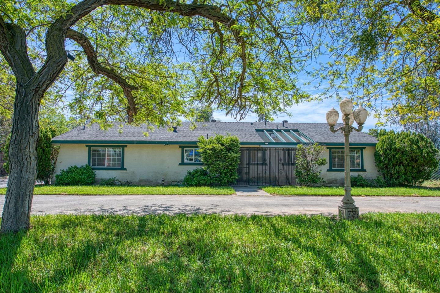 Detail Gallery Image 3 of 40 For 4355 W Shields Ave, Fresno,  CA 93722 - 3 Beds | 2 Baths