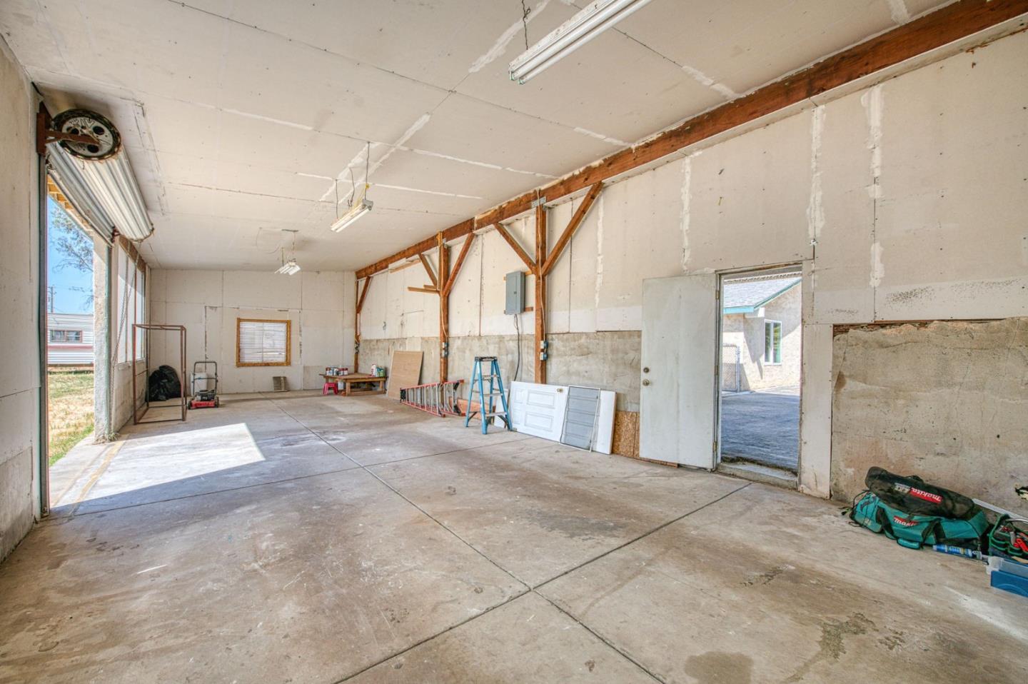 Detail Gallery Image 9 of 40 For 4355 W Shields Ave, Fresno,  CA 93722 - 3 Beds | 2 Baths