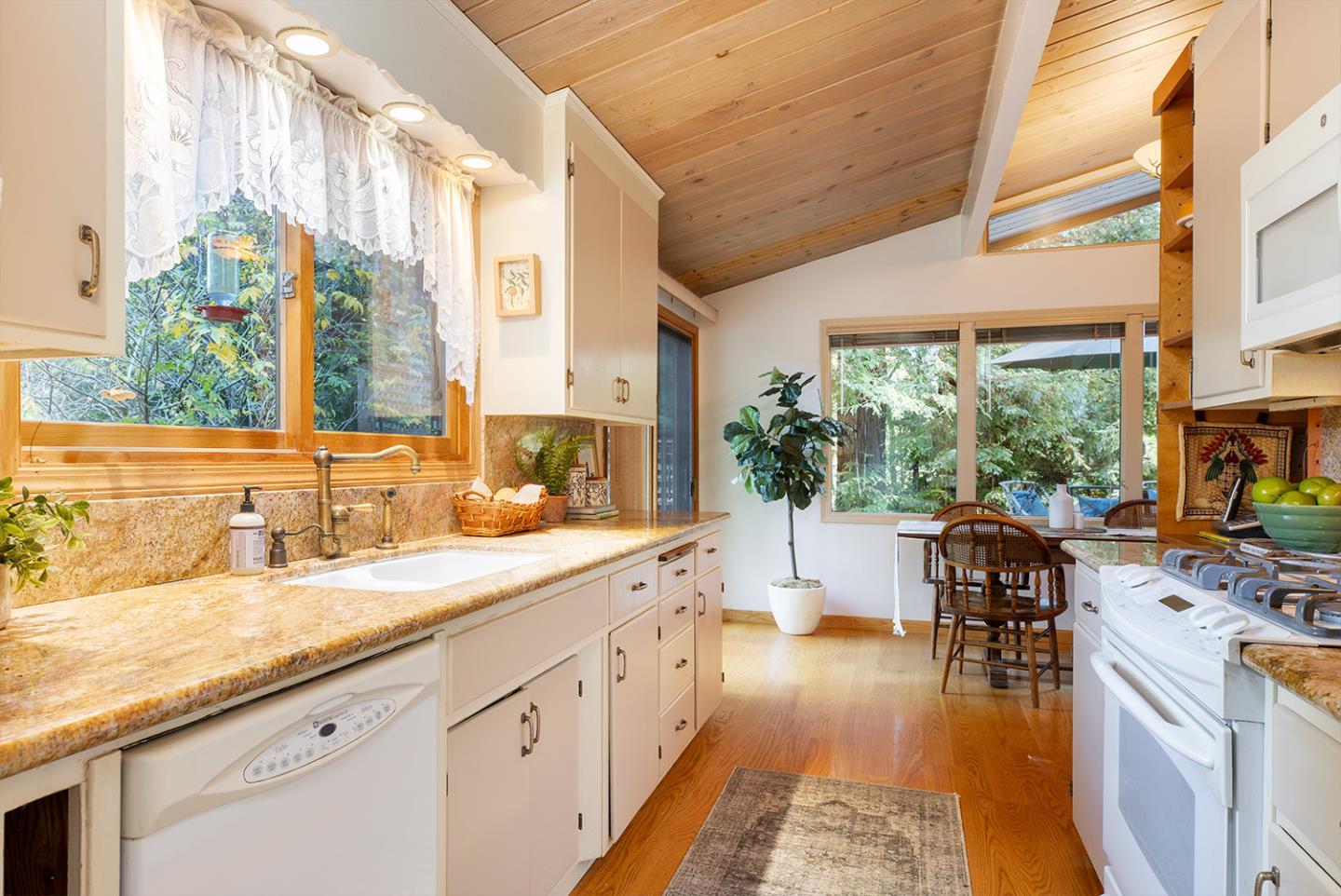 Detail Gallery Image 15 of 36 For 951 Jenny Way, Felton,  CA 95018 - 3 Beds | 3 Baths