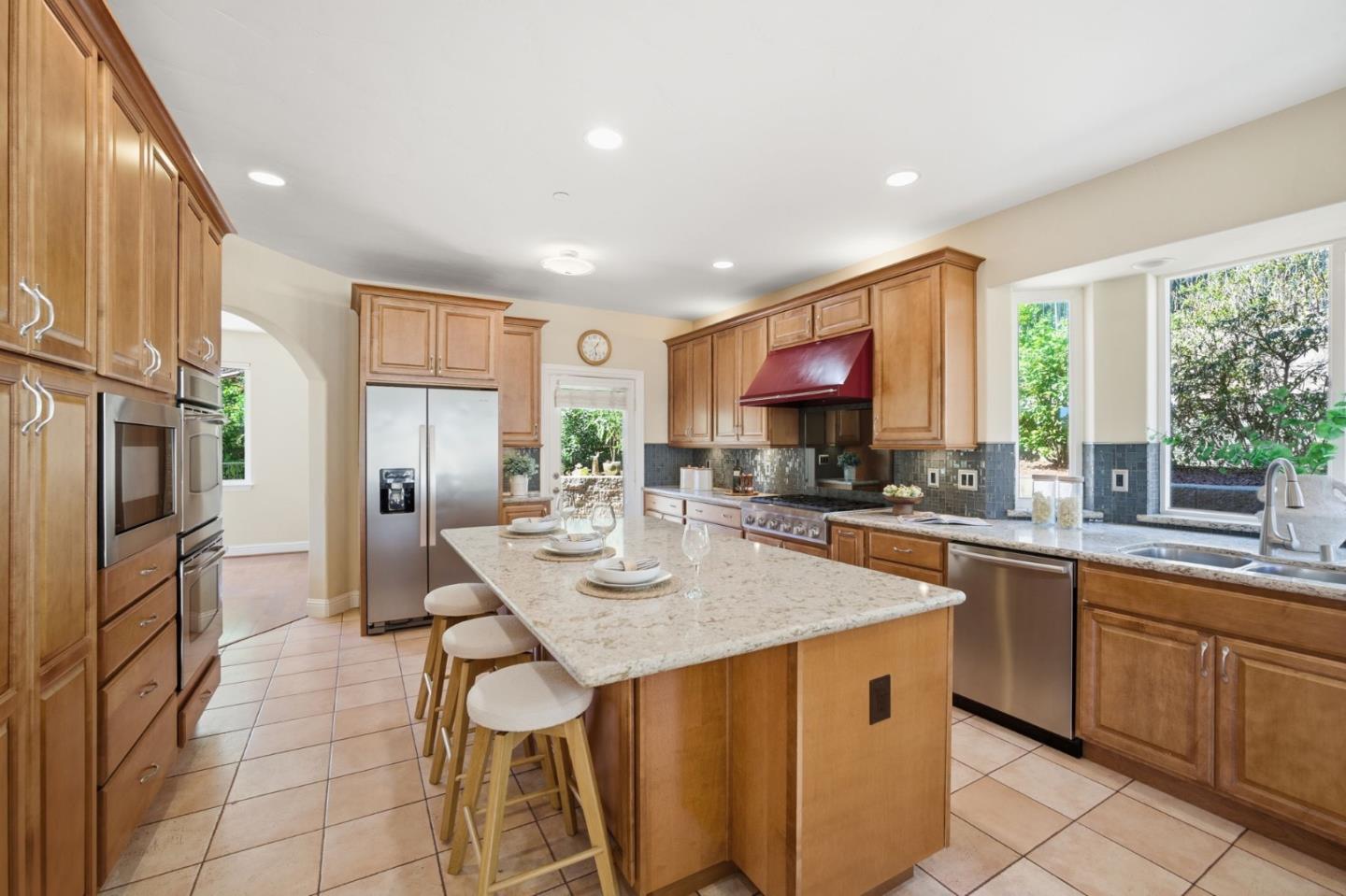 Detail Gallery Image 10 of 77 For 2075 Mantelli Dr, Gilroy,  CA 95020 - 6 Beds | 4 Baths