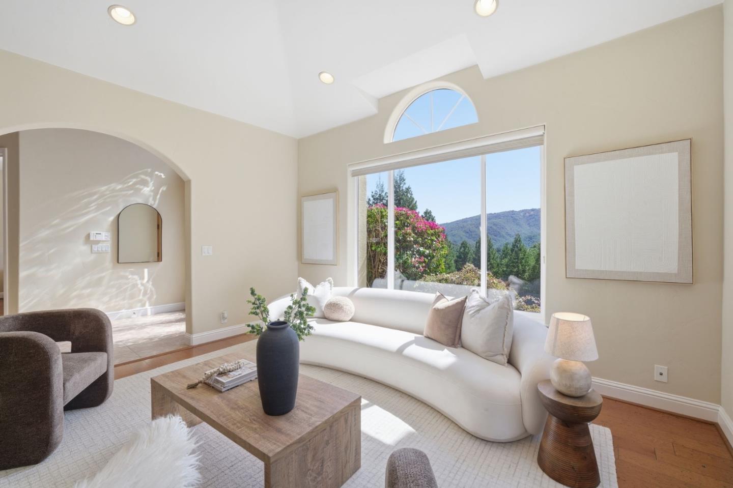 Detail Gallery Image 4 of 77 For 2075 Mantelli Dr, Gilroy,  CA 95020 - 6 Beds | 4 Baths