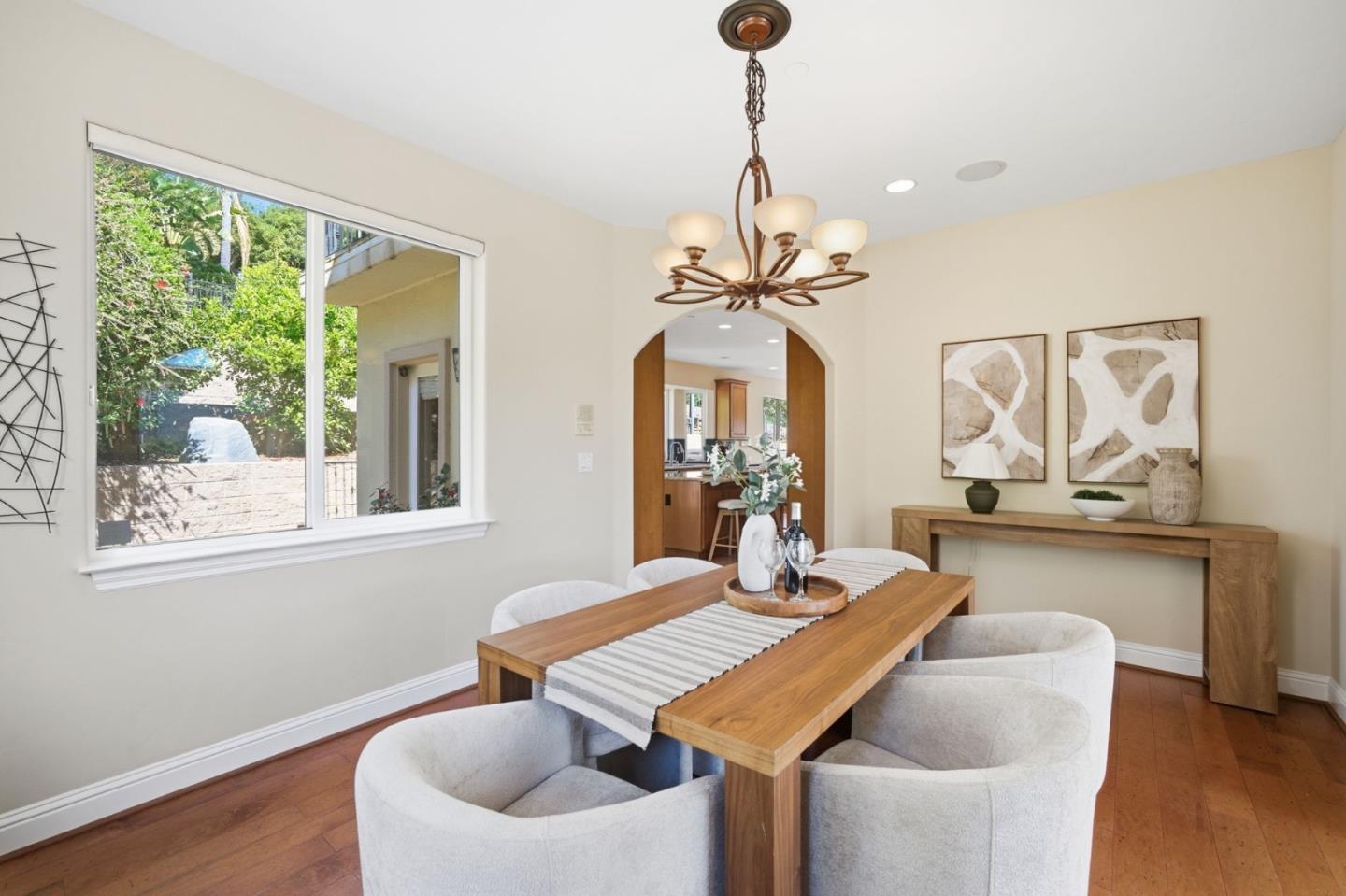 Detail Gallery Image 9 of 77 For 2075 Mantelli Dr, Gilroy,  CA 95020 - 6 Beds | 4 Baths