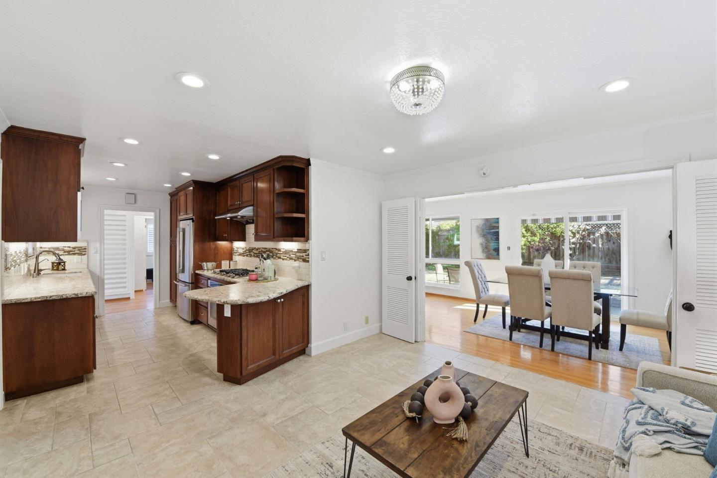 Detail Gallery Image 10 of 52 For 574 Carrick Ct, Sunnyvale,  CA 94087 - 3 Beds | 2 Baths