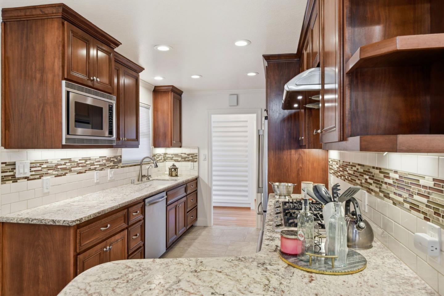 Detail Gallery Image 11 of 52 For 574 Carrick Ct, Sunnyvale,  CA 94087 - 3 Beds | 2 Baths