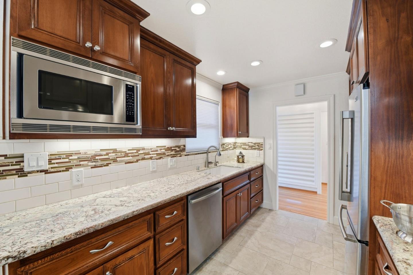 Detail Gallery Image 13 of 52 For 574 Carrick Ct, Sunnyvale,  CA 94087 - 3 Beds | 2 Baths