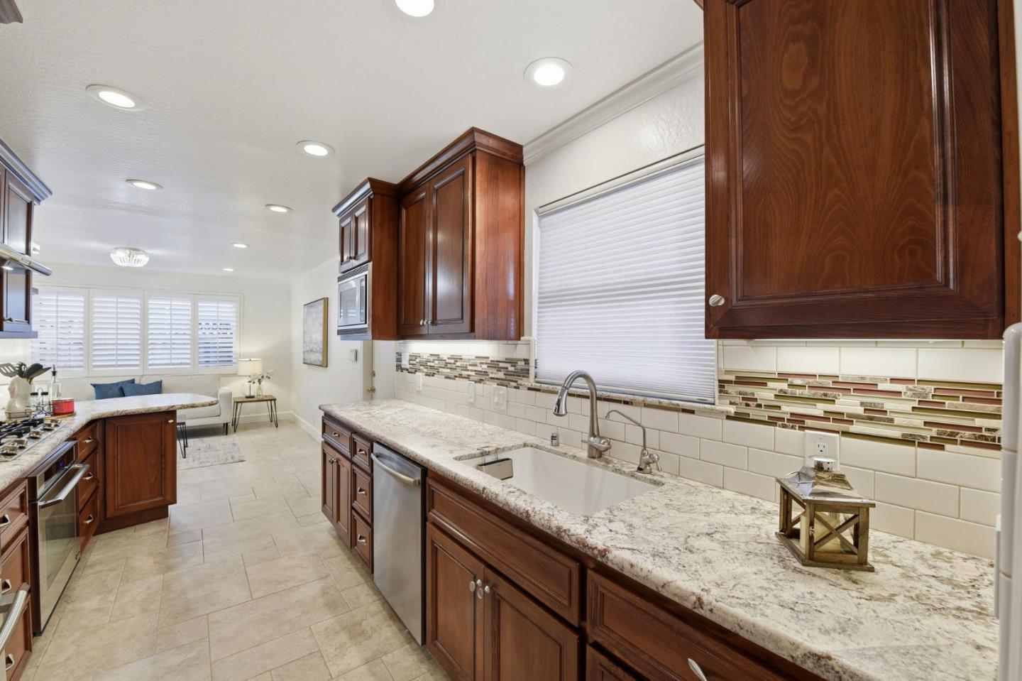 Detail Gallery Image 14 of 52 For 574 Carrick Ct, Sunnyvale,  CA 94087 - 3 Beds | 2 Baths