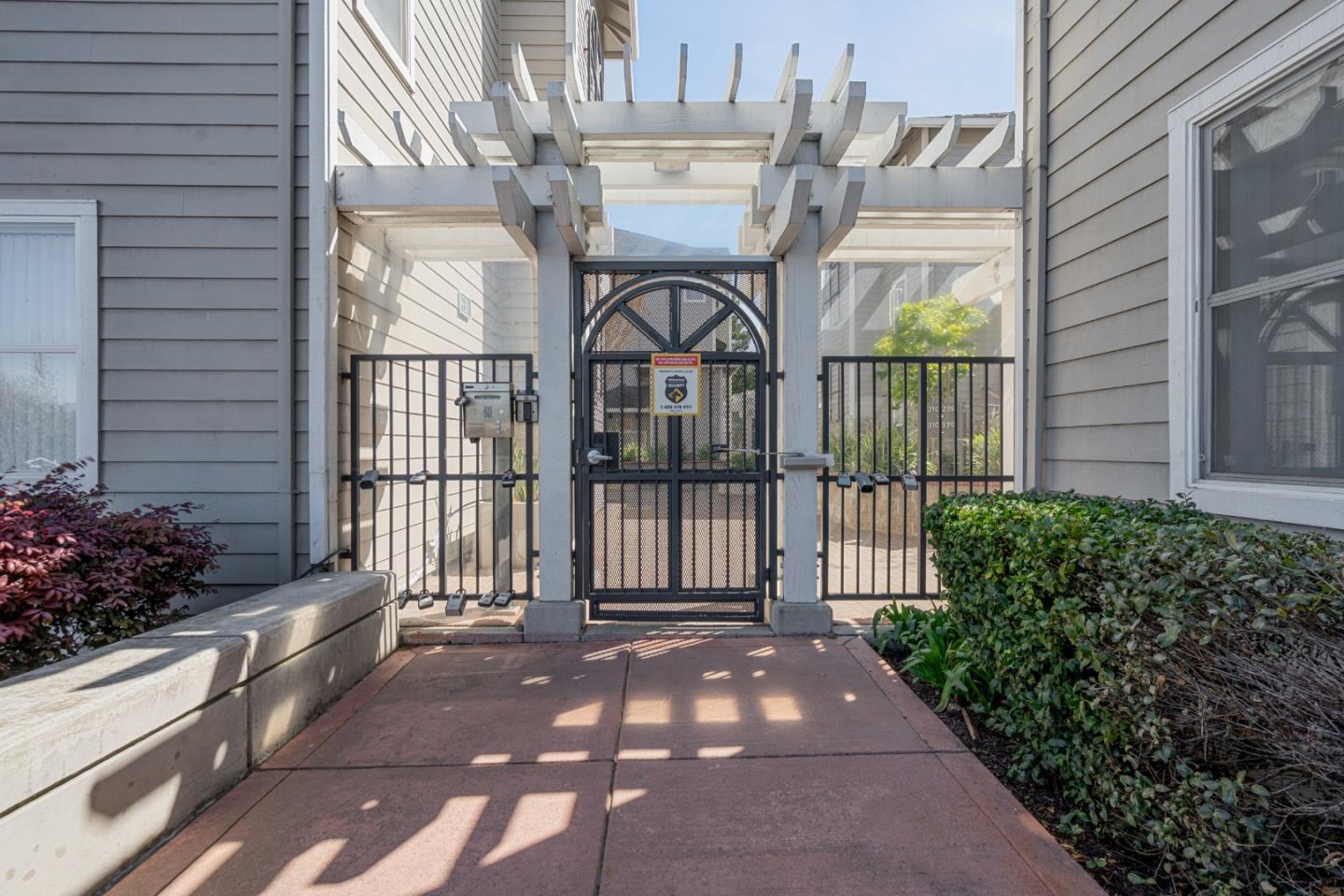 Detail Gallery Image 2 of 39 For 1982 W Bayshore Rd #217,  East Palo Alto,  CA 94303 - 2 Beds | 2 Baths