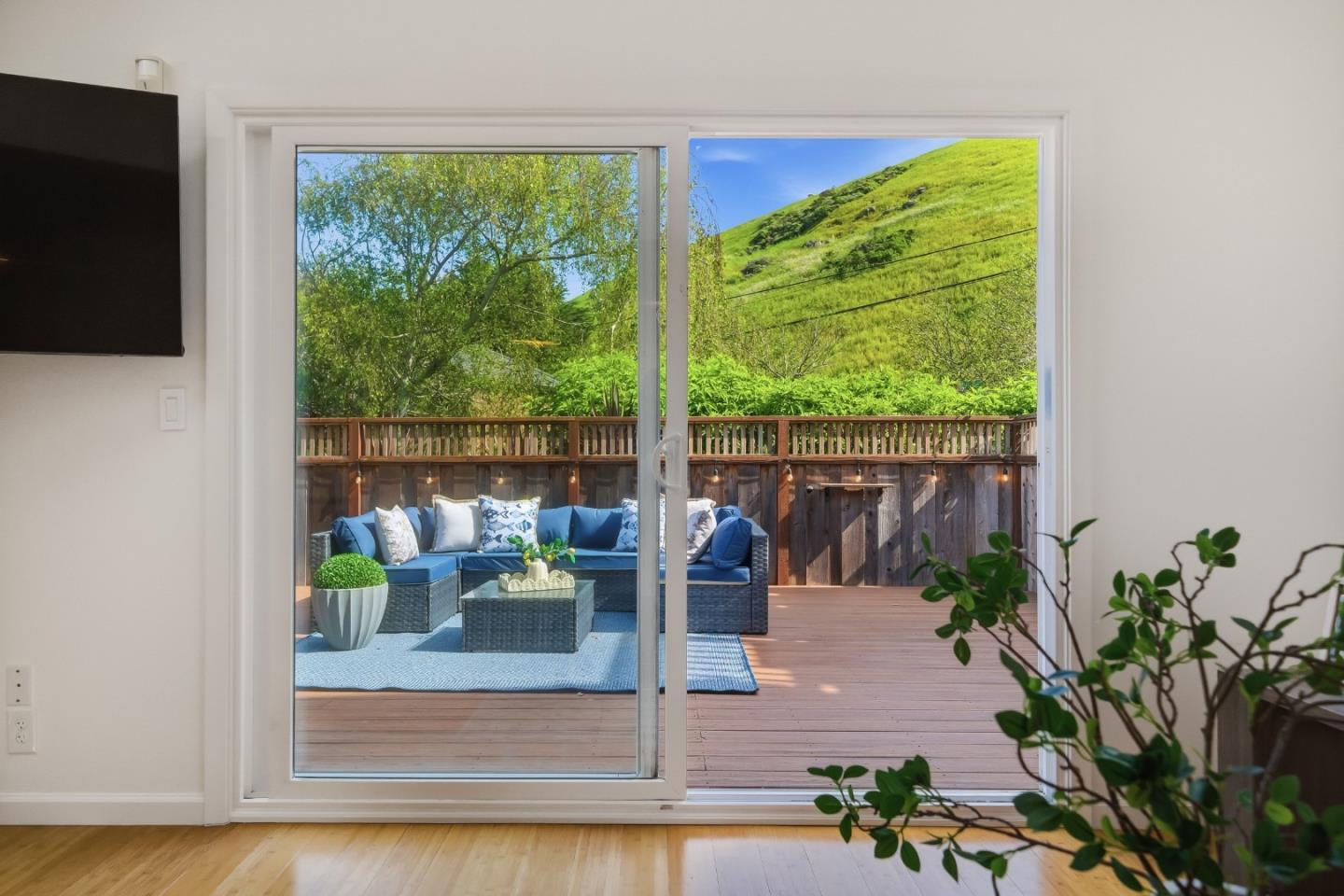 Detail Gallery Image 10 of 53 For 495 Ebken St, Pacifica,  CA 94044 - 2 Beds | 1/1 Baths