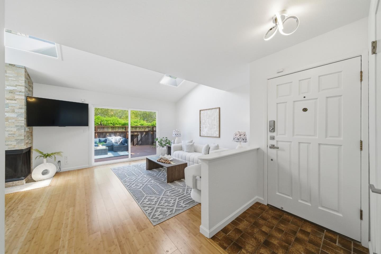 Detail Gallery Image 11 of 53 For 495 Ebken St, Pacifica,  CA 94044 - 2 Beds | 1/1 Baths