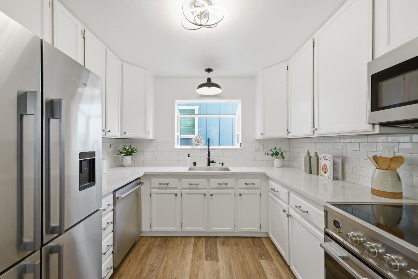 Detail Gallery Image 17 of 53 For 495 Ebken St, Pacifica,  CA 94044 - 2 Beds | 1/1 Baths