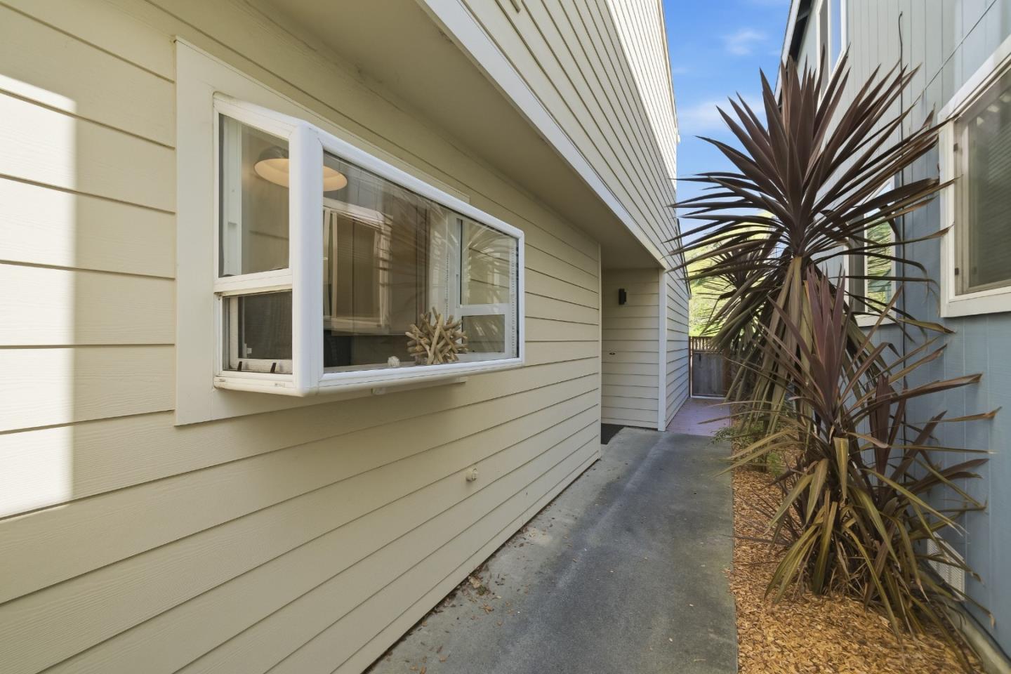 Detail Gallery Image 5 of 53 For 495 Ebken St, Pacifica,  CA 94044 - 2 Beds | 1/1 Baths