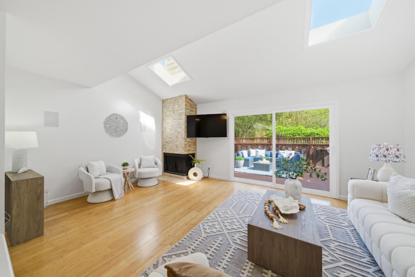 Detail Gallery Image 7 of 53 For 495 Ebken St, Pacifica,  CA 94044 - 2 Beds | 1/1 Baths