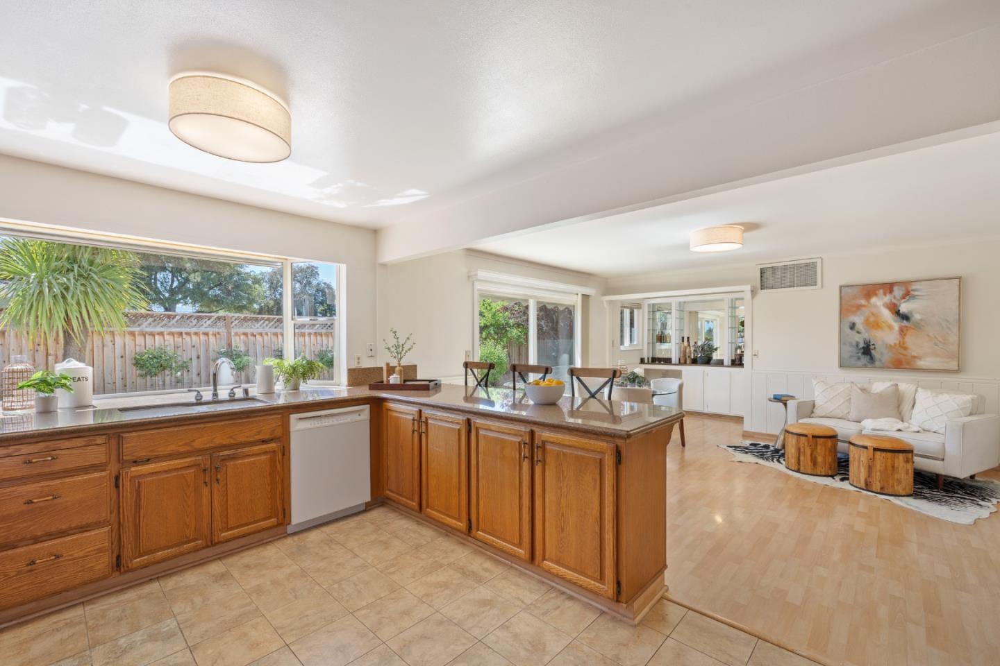 Detail Gallery Image 9 of 28 For 1102 Blue Lake Sq, Mountain View,  CA 94040 - 4 Beds | 2/1 Baths