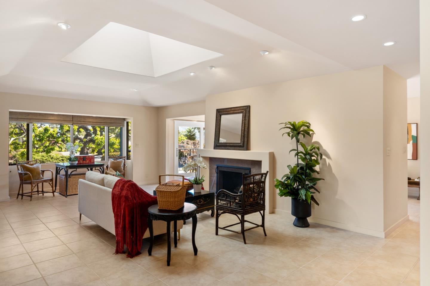 Detail Gallery Image 4 of 37 For 94 Del Mesa Carmel, Carmel,  CA 93923 - 2 Beds | 2 Baths
