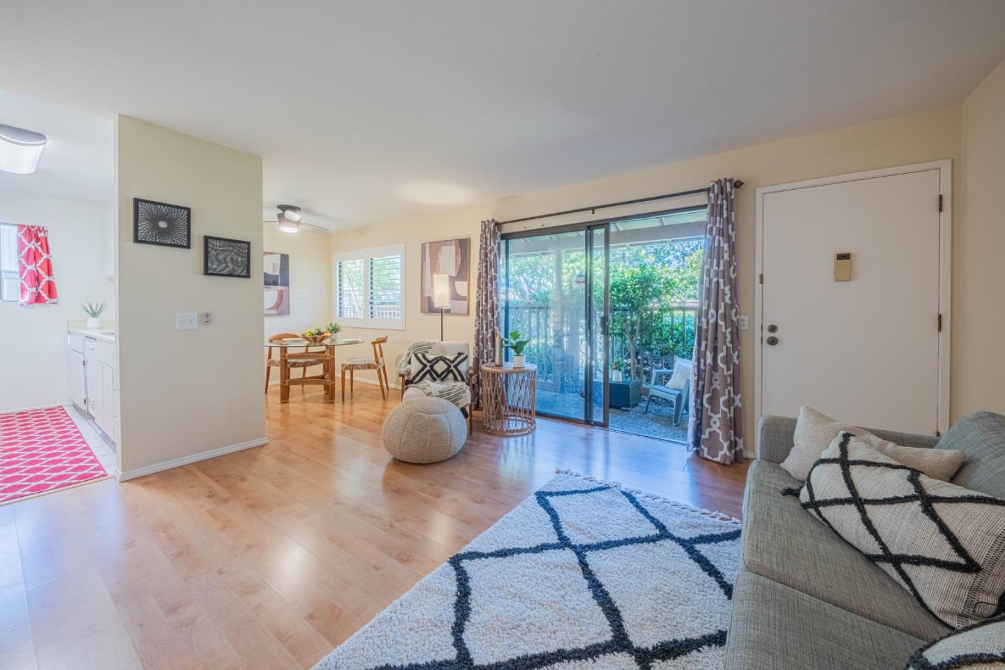 Detail Gallery Image 5 of 33 For 515 Ramona Court #1,  Monterey,  CA 93940 - 2 Beds | 1/1 Baths