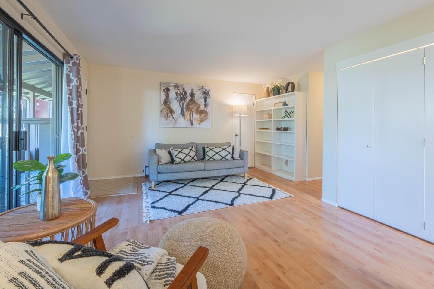 Detail Gallery Image 7 of 33 For 515 Ramona Court #1,  Monterey,  CA 93940 - 2 Beds | 1/1 Baths