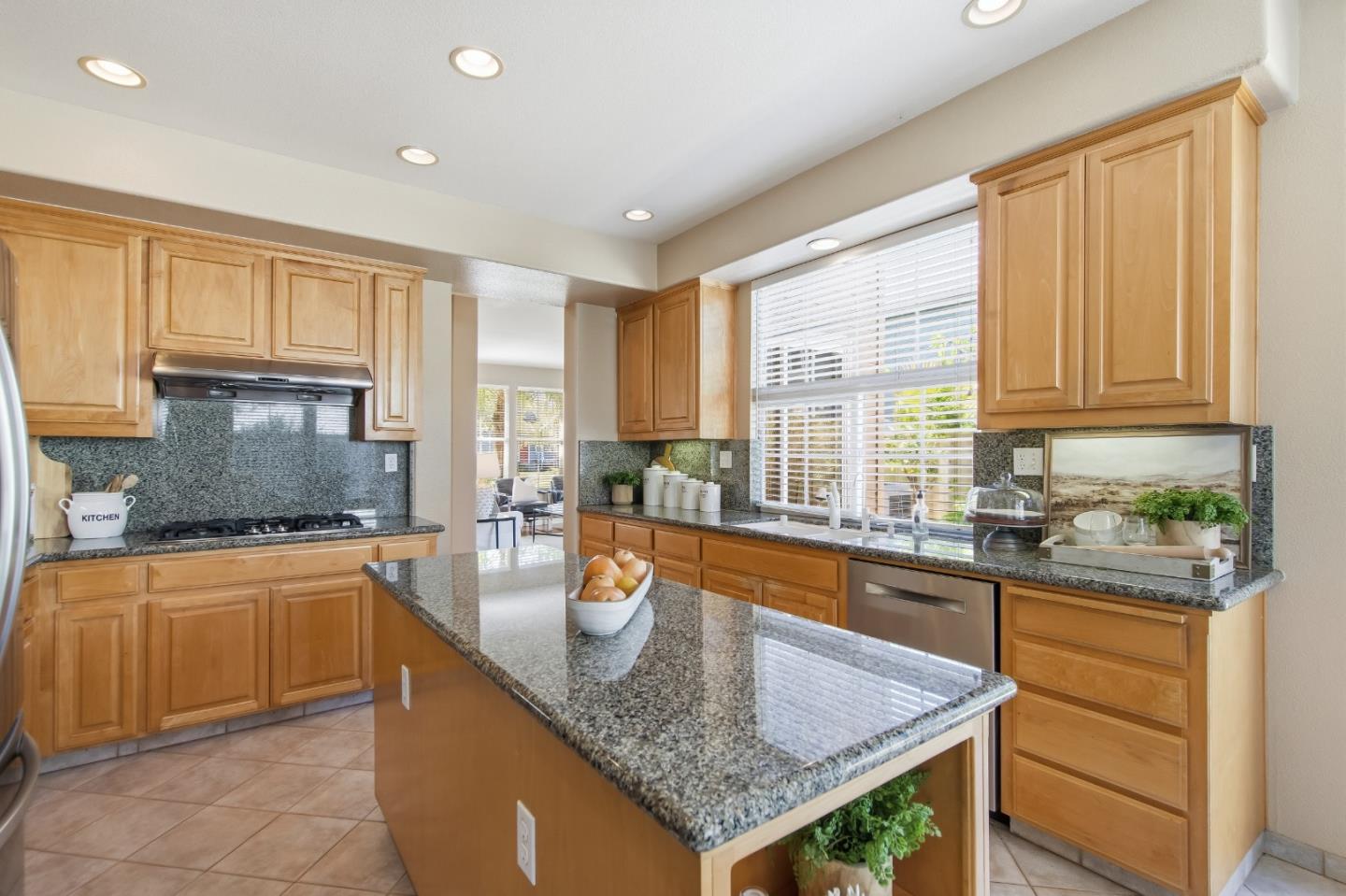 Detail Gallery Image 15 of 45 For 703 Lacewing Ln, Redwood City,  CA 94065 - 4 Beds | 2/1 Baths