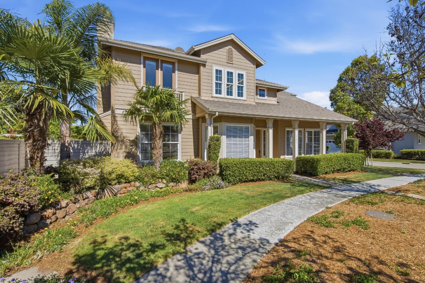 Detail Gallery Image 2 of 45 For 703 Lacewing Ln, Redwood City,  CA 94065 - 4 Beds | 2/1 Baths