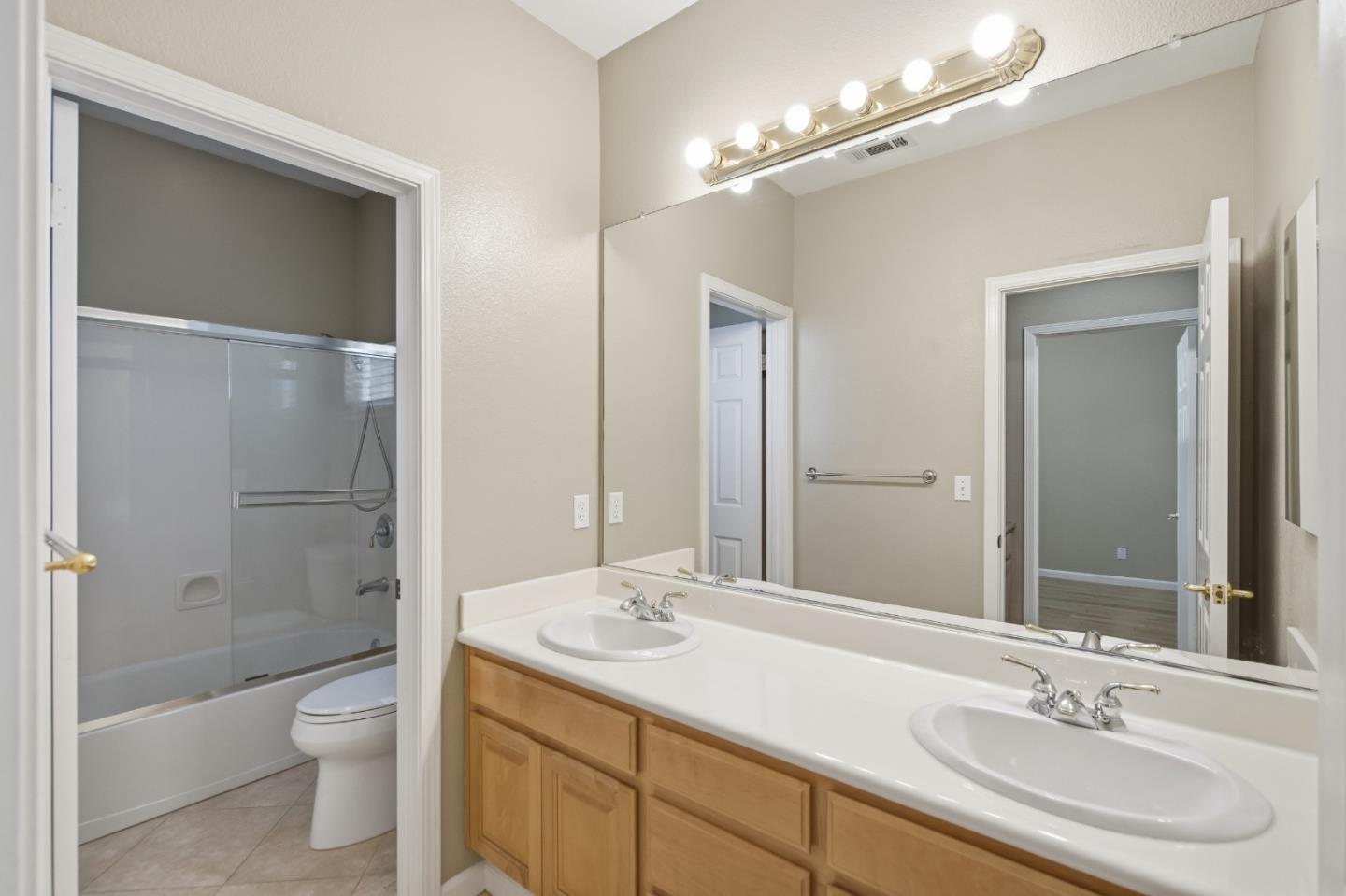 Detail Gallery Image 37 of 45 For 703 Lacewing Ln, Redwood City,  CA 94065 - 4 Beds | 2/1 Baths