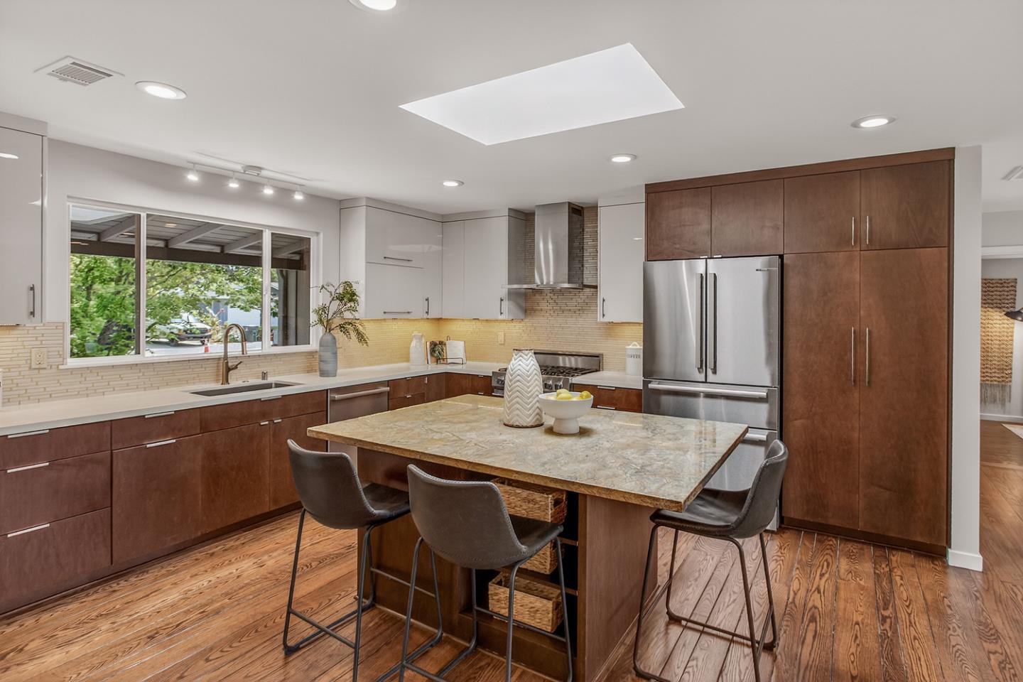 Detail Gallery Image 10 of 37 For 1418 Meadow Ln, Mountain View,  CA 94040 - 3 Beds | 2 Baths